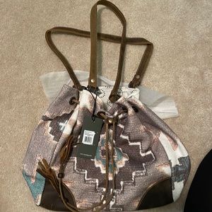 Myra bucket bag